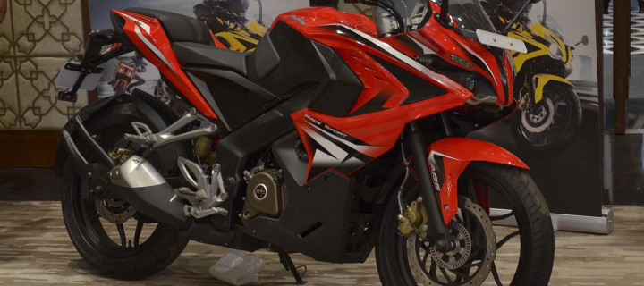 Bajaj Pulsar RS 200 Launched in India at Rs. 1.18 Lakhs