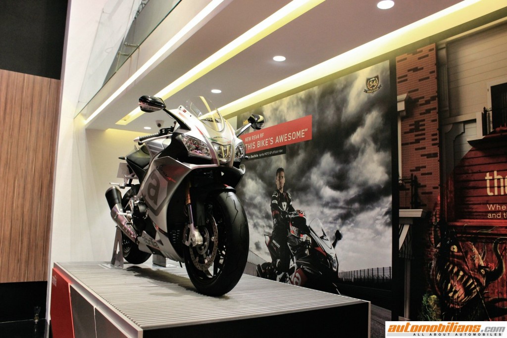 MotoPlex-Vespa-Moto-Guzzi-Aprilia-Pune (2)
