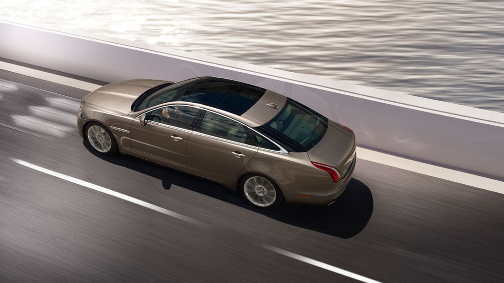 XJ_16MY_009_GEE_RHD_Gallery_device_desktop_1366x769_tcm163-135943_desktop_1366x769