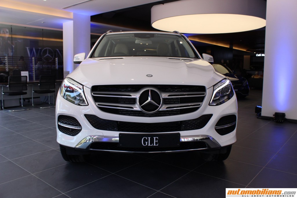 Mercedes-Benz-Dealership-S-Lounge-Pune-Automobilians (1)