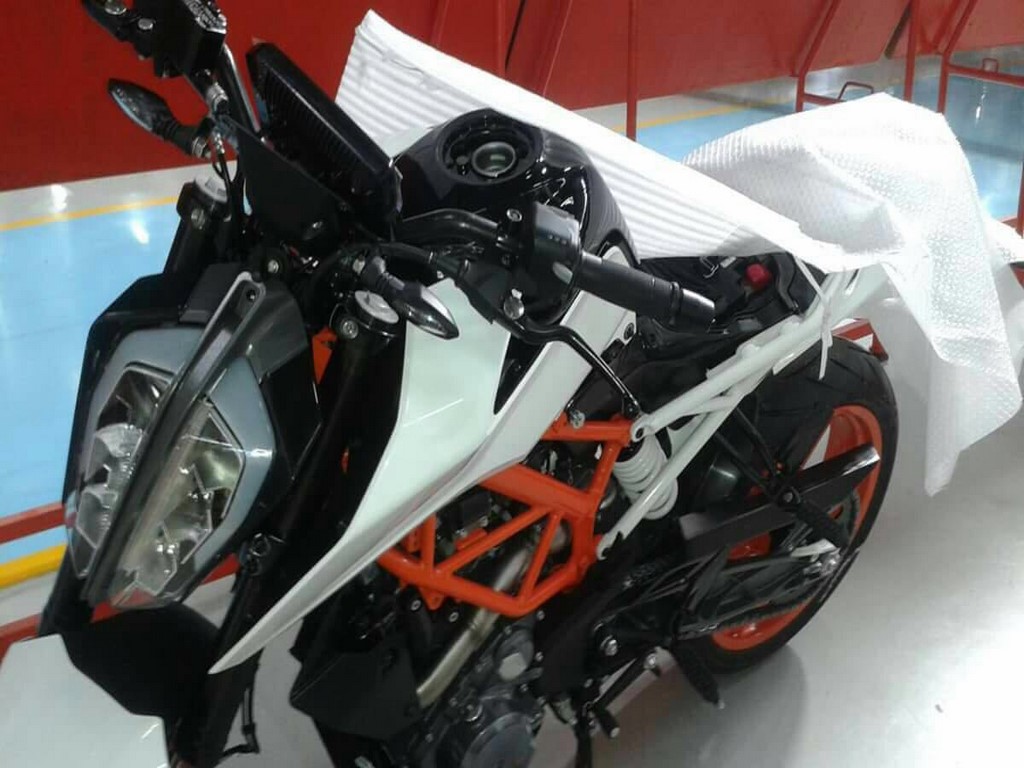 2017 KTM Duke 390 Spotted Undisguised In India