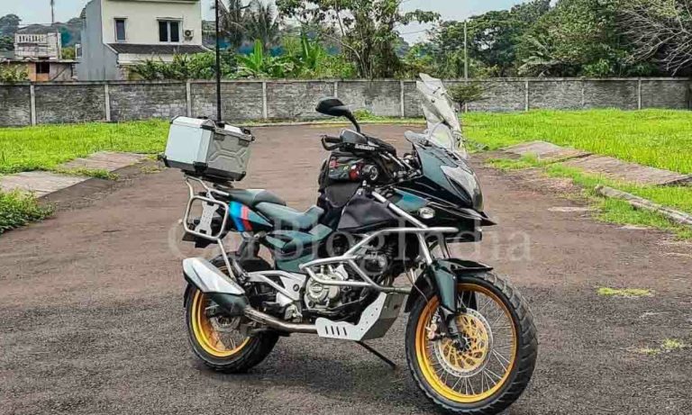 This Bajaj Pulsar 220 is a Poor Man’s Ducati Multistrada